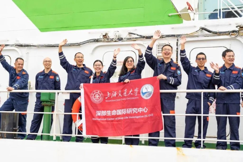 2021年,结束了西太平洋海域深渊科考任务的“奋斗者”号载人潜水器顺利返航(左四为赵维殳)。 受访者供图(资料图)